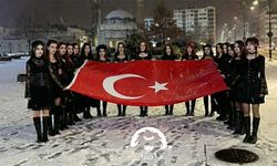 Sivaslı gotik kızlardan bayrak sevgisi! Saldırıya böyle tepki gösterdiler!