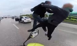 Trafik tartışması sokak savaşına döndü: Tekmeler havada uçuştu