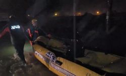 Vatandaşlar selde mahsur kaldı, botlarla kurtarıldı