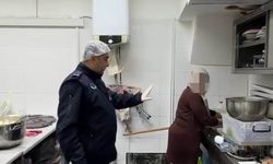 Zabıta denetiminde şok görüntüler: Yeri sildikleri paspası mutfak lavabosunda yıkadılar