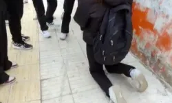 Akran zorbalığı sınır tanımadı: 13 yaşındaki arkadaşlarına diz çöktürüp özür dilettiler!