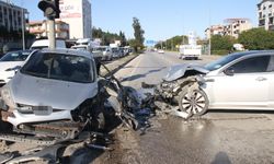 Serik'te otomobiller çarpıştı: 2 kişi yaralandı!