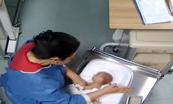 5 günlük bebeği d*rbeden hemşireden yeni görüntü: Başka bebeği de dövmüş