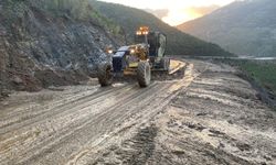 Alanya'da ekiplerden zorlu mesai: Afet sonrası yollarda çalışma