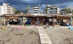 Alanya’da gece fırtınası işletmeye zarar verdi