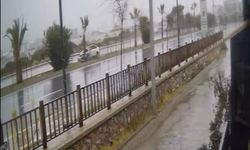 Alanya’da önce kaldırıma sonra refüje çarpan otomobil taklalar atarak durabildi