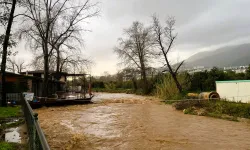 Alanya’da sağanak hayatı felç etti: Oba Çayı taştı, bahçeleri su bastı