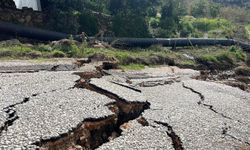 Alanya’da sağanak sonrası yol çöktü, evler tahliye edildi