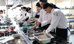 Alanya’da turizm öğrencilerine Uzak Doğu mutfak eğitimi veriliyor