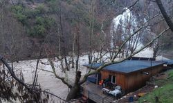 Alara Çayı debisi yükseldi, yollar göçtü
