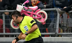 Amatör maçta şoke eden hareket: Hakeme bisiklet fırlatıldı!