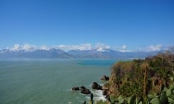 Antalya’da doğa şöleni: Aynı karede denizin iki farklı tonu