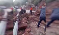 Antalya’da heyelan: Ulaşıma kapanan yolu sürücüler açtı
