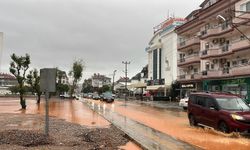 Antalya'da sağanak yağış şehri felç etti!