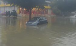 Antalya'da sağanak etkili oldu, araçlar yollarda ilerlemekte zorlandı