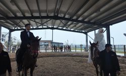 At üstünde başlayan aşk at üstünde taçlandırıldı