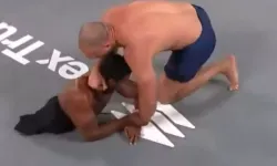 Bacakları olmayan rakibini boğarak etkisiz hale getirdi!