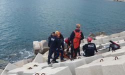 Balık tutmak isteyen yaşlı adam kayalıklara düştü