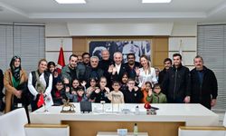 Başkan Kocagöz, görme problemi yaşayan öğrencilere gözlüklerini teslim etti