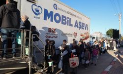 Antalya Büyükşehir'in Mobil Aşevi Ramazan’da mahalle mahalle iftar dağıtıyor