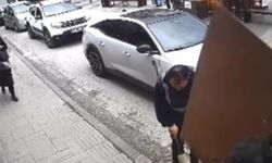 Caddede temizlik yapan işçiye tehlike yukarıdan geldi