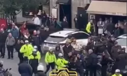 Dakikalarca direksiyon başında dans etti, polis arabasına tekme attı!