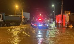 Dim Barajı açıldı, Oba Çayı taştı: Araçlar mahsur kaldı