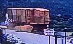 Yolda yürürken üstüne saman balyası düştü, hayatını kaybetti!