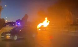 İki araç çarpıştı otomobil alev topuna döndü