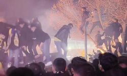 Kante’yi karşılamak isteyen taraftarların çıktığı çardak çöktü