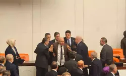 Meclis değil savaş alanı! Kürsüde yumruklu kavga!
