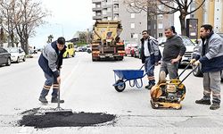 Yağış sonrası ekiplerden yoğun mesai: Muratpaşa'da yollar onarıldı