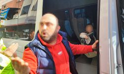 Ceza yazılınca çileden çıktı, polisi tehdit edip gazeteciye saldırdı!