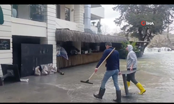 Önlem de yetmedi: Manavgat’ta iş yerleri sular altında kaldı