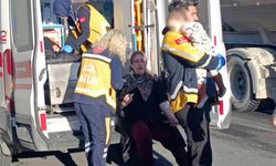 Zincirleme kazada burnu bile kanamadı, 112 görevlisinin kucağında annesini bekledi