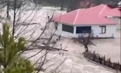 Sağanak hayatı felç etti: Köprü suyu taştı!