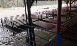 Sağanak Köprüçay’ı taşırdı, iş yerleri ve tarım arazileri sular altında kaldı