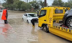 Serik’te sağanak yağış yolları göle döndürdü