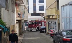 Sokakta park edilen araçlar itfaiyeye engel oldu: Ekipler yangına tüple müdahale etti