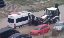 Taşkına araçta yakalandılar: Mahsur kalanlar için saniyelerle yarışıldı