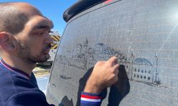 Tozlu araçları tuval gibi kullanıyor, sanatını böyle sergiliyor!
