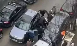 Trafikte k*nlı son! Öld*rdüğü şahsın yakınları tarafından yerlerde sürüklendi