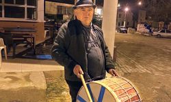 Vatandaşlarla omuz omuza çalışıyordu, davulcu bulamayan muhtar görevi devraldı