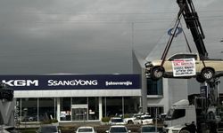 Memnuniyetsizliğe sıra dışı tepki: Vinç ile asıp firma önünde eylem yaptı