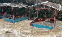 Oba Çayı taştı, çardaklar sular altında kaldı