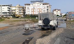 Yağış sonrası yollar bozuldu, trafik tehlikeye girdi: Vatandaşın çözümü ise şoke etti