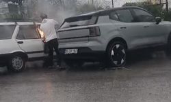 Aracın yanmasına duyarsız kalmadı: Kova ile su taşıdı