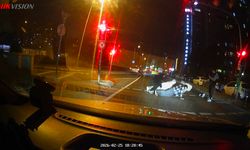 Trafikte ilginç görüntüler: Yola atlayıp şınav çektiler!