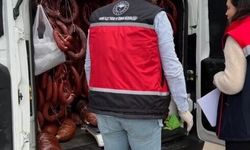 Ekipler şüphelendi, araç durduruldu: 176 kilo tarihi geçmiş sucuk bulundu!