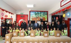 Ramazan'da minik ellerden ihtiyaç sahiplerine yardım kolisi